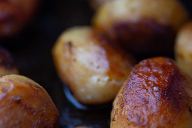 Tavada tam kızarmış patates.