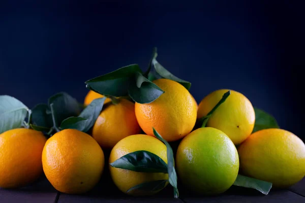 Siyah Arka Planda Olgun Limonlar — Stok fotoğraf