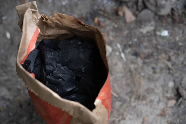 Doğada yemek pişirmek için kömür