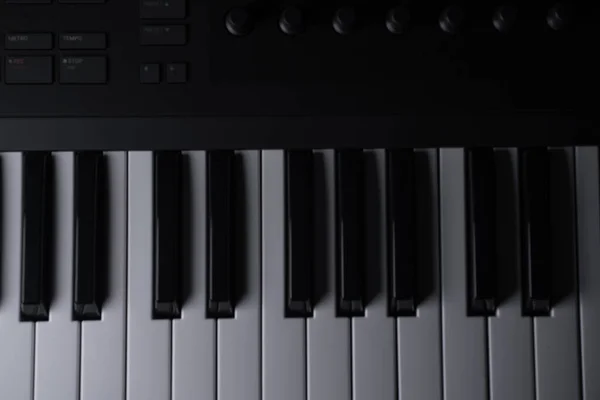 Vita Och Svarta Tangenter Till Ett Digitalt Piano — Stockfoto