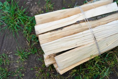 Ateş yakmak için bir odun yığını.