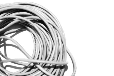 Beyaz arkaplanda fiber optik kablo