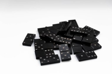 Beyaz arkaplanda Domino oyunu