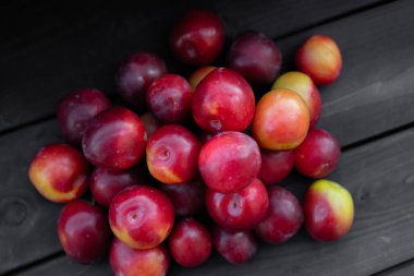 Ahşap zemin üzerinde olgun kiraz eriği