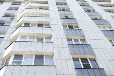 Arka plan olarak çok katlı bir bina.