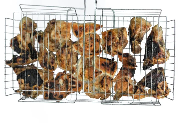 Stückchen Gebratenes Fleisch Auf Einem Grillrost — Stockfoto
