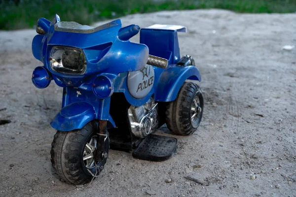 Children Motorcycle Stands Sand — Stock Photo, Image