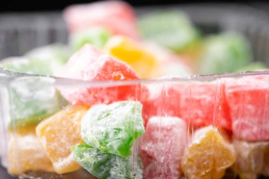 Farklı renkte paketlenmiş şekerler