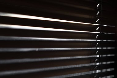 Penceredeki panjurlar ışığı içeri aldı.