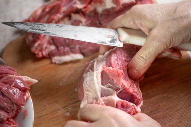 Bıçak ve ellerle çiğ et kesmek.