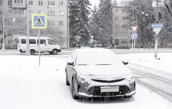 Zimą Pokryta Śniegiem Ulica — Zdjęcie stockowe