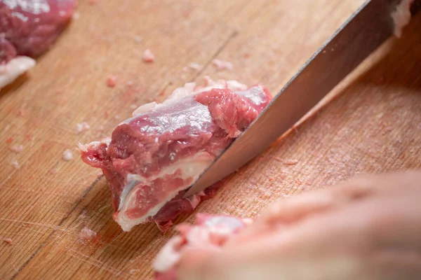 Cortar Carne Cruda Con Cuchillo Manos —  Fotos de Stock