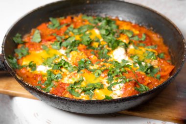 Çırpılmış yumurta. Metal bir tavada pişmiş.