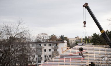 Ağır ekipmanlı bir konut inşaatı