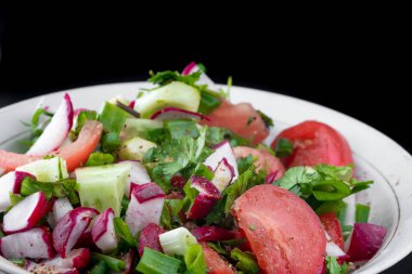 Taze sebze salatası tabakta.