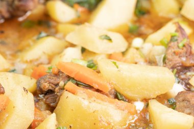 Baharatlı ve sebzeli et sosu.