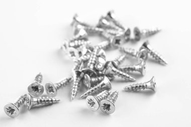 Beyaz arka planda yeni kendi kendine dokunan vidalar