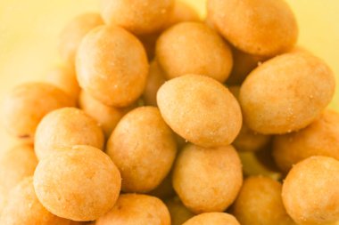 Sarı arka planda hindistan cevizi jöleli fıstıklar