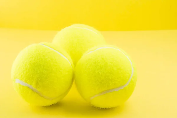 Palle Tennis Sfondo Giallo — Foto Stock