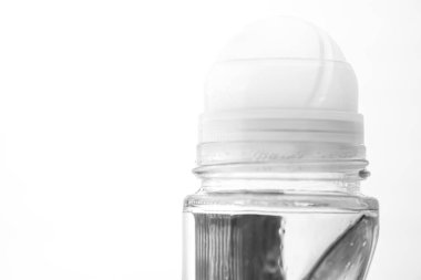 Beyaz arkaplanda rulo deodorant