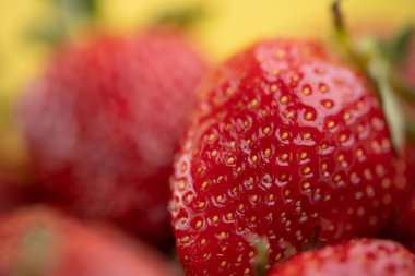 Arkaplan ya da doku olarak büyük olgun çilekler