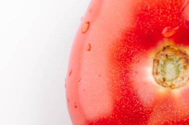 Beyaz arkaplanda olgun kırmızı domates