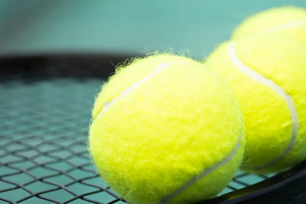 Tenis Raketi Toplar Tenis Kortunda — Stok fotoğraf
