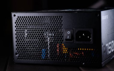 Kişisel bir bilgisayardan güç ikmal ünitesi