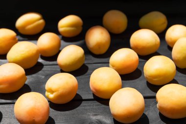 Ahşap bir arka planda olgun kayısılar