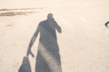 Güneşten gelen bir adamın gölgesi