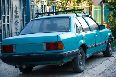 Yaşlı Opel sokakta duruyor.