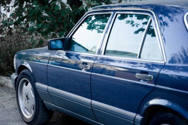 Yaşlı Mercedes sokakta duruyor.