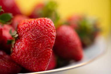 Olgun çilek bir tabakta