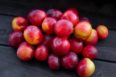 Siyah bir zemin üzerinde olgun kiraz eriği