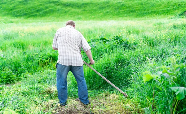 Hombre Corta Hierba Con Una Guadaña — Foto de Stock