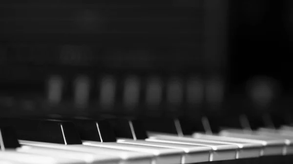 Siyah Arkaplanda Piyano Tuşları — Stok fotoğraf