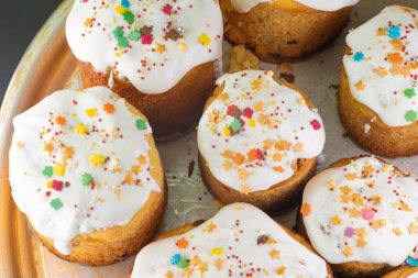 Bir tepside paskalya yemeği.