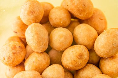 Sarı arka planda yer fıstıkları