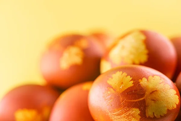 Раскрашенные Яйца Желтом Фоне Пасхальному Празднику — стоковое фото