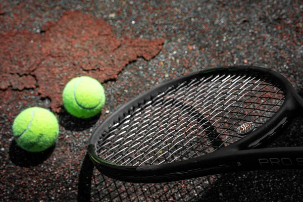 Tenis Roketi Tenis Topu Sahada — Stok fotoğraf