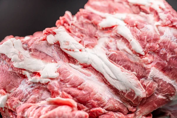 Daging Segar Mentah Latar Belakang Hitam — Stok Foto