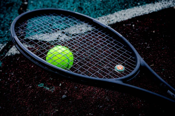 Tennisraket Tennisbal Rechtenvrije Stockfoto's