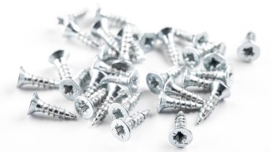 Beyaz arka planda kendi kendine dokunan vidalar