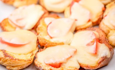 Ekmeğin üstünde erimiş peynir