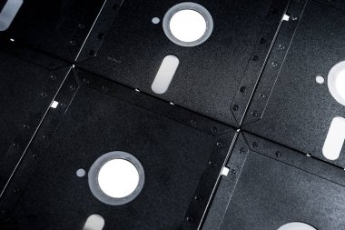 5.25 çaplı bir bilgisayardan disketler