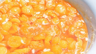 Kayısı çekirdeği ve kayısı reçeli