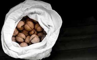 Cevizler beyaz bir çantada.