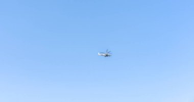 Helikopter gökyüzünde uçuyor