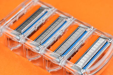 İçinde yeri doldurulabilir tıraş bıçakları olan kaset.