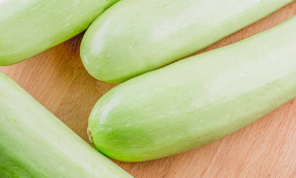 Reife Zucchini Auf Holzgrund — Stockfoto